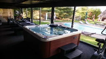 4-Bedroom Villa with Sports & Heated Pool in Feričanci