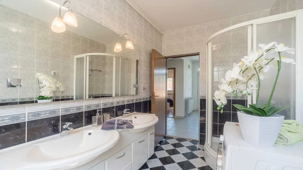 4-Bedroom Villa with Sports & Heated Pool in Feričanci