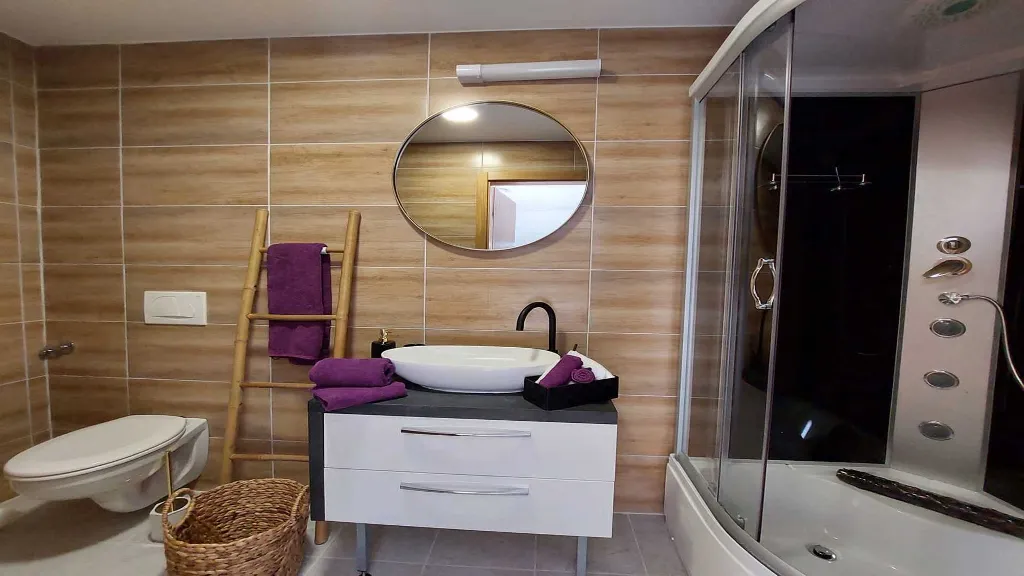 4-Bedroom Villa with Sports & Heated Pool in Feričanci