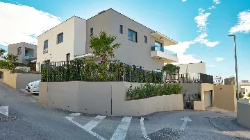 Villa for 10 Guests in Podstrana