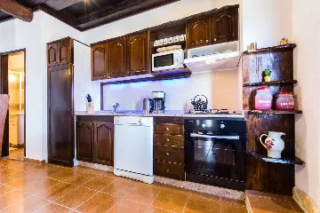 Villa with Pool for 8 Guests in Debeljak