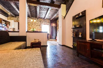 Villa with Pool for 8 Guests in Debeljak