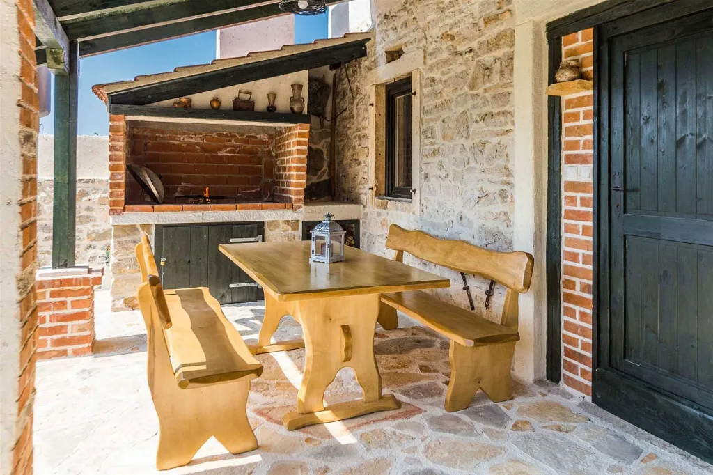 Villa with Pool for 8 Guests in Debeljak
