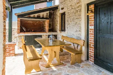 Villa with Pool for 8 Guests in Debeljak