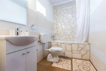 Villa with Pool for 8 Guests in Debeljak