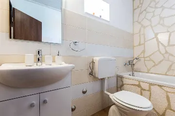 Villa with Pool for 8 Guests in Debeljak