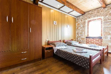 Villa with Pool for 8 Guests in Debeljak