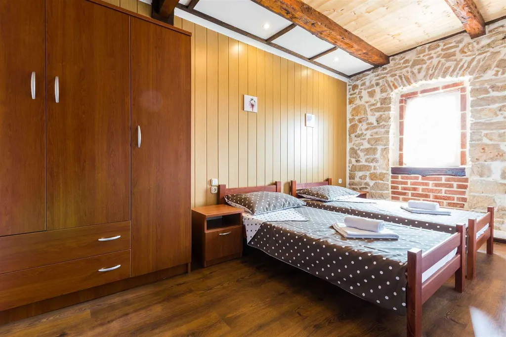 Villa with Pool for 8 Guests in Debeljak