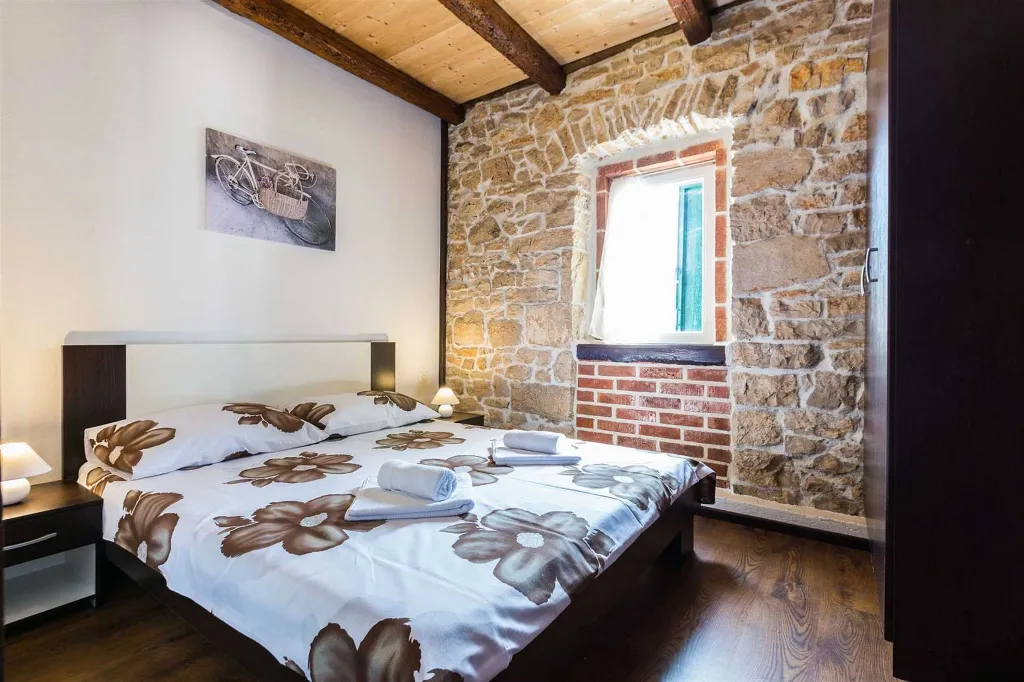 Villa with Pool for 8 Guests in Debeljak