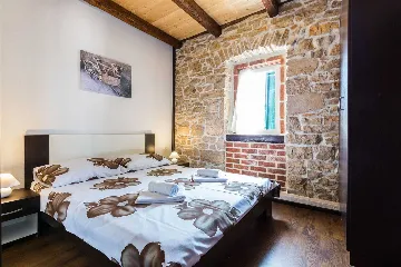 Villa with Pool for 8 Guests in Debeljak