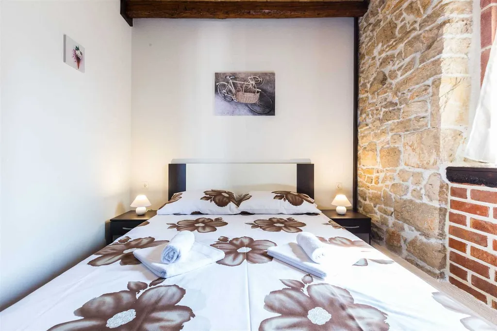 Villa with Pool for 8 Guests in Debeljak