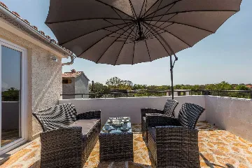 Villa with Pool for 8 Guests in Debeljak