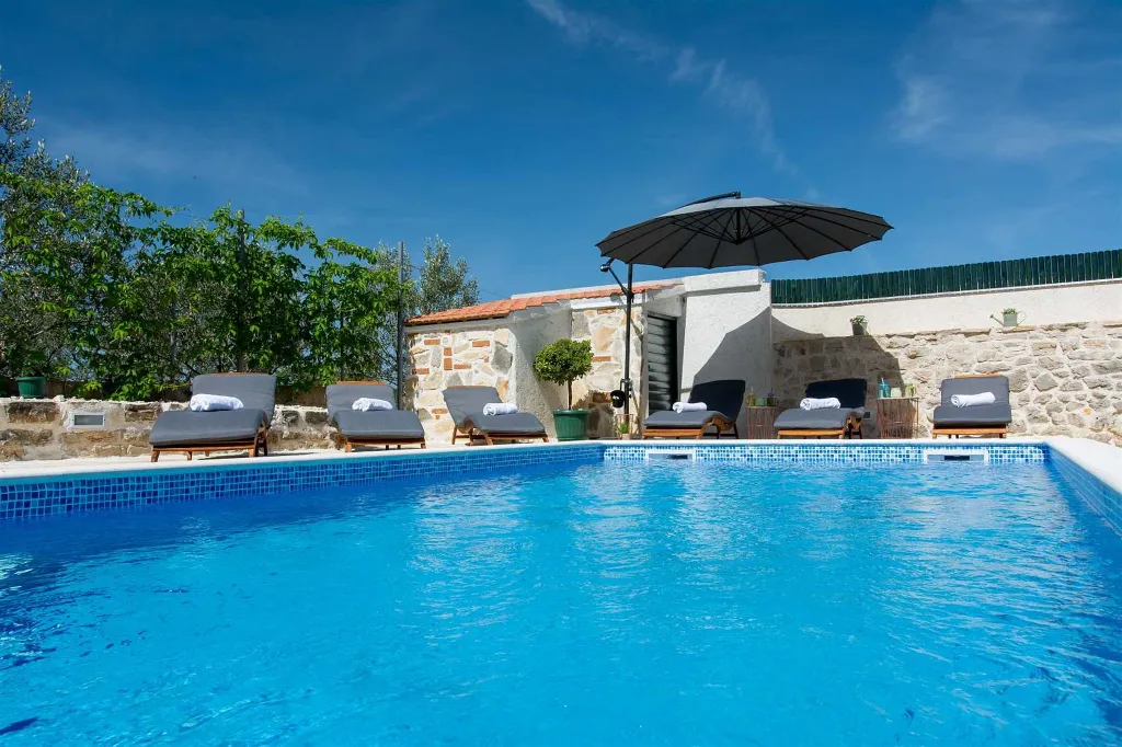 Villa with Pool for 8 Guests in Debeljak
