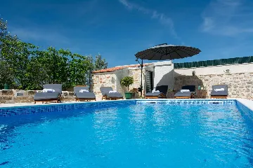 Villa with Pool for 8 Guests in Debeljak