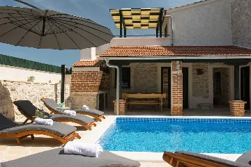 Villa with Pool for 8 Guests in Debeljak