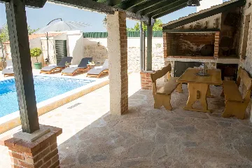 Villa with Pool for 8 Guests in Debeljak