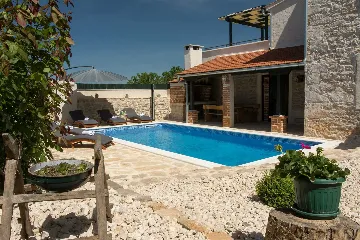 Villa with Pool for 8 Guests in Debeljak