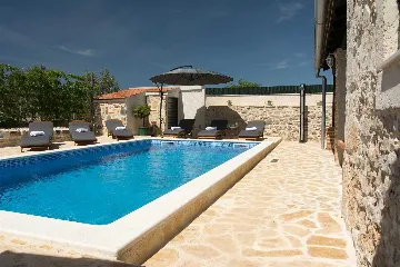Villa with Pool for 8 Guests in Debeljak