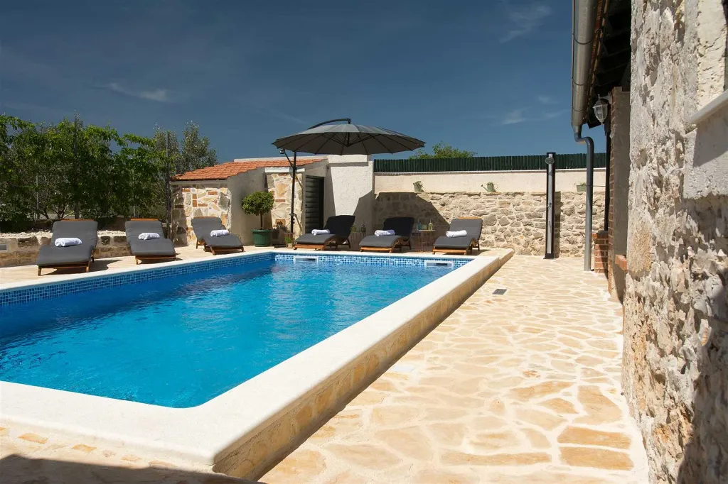 Villa with Pool for 8 Guests in Debeljak