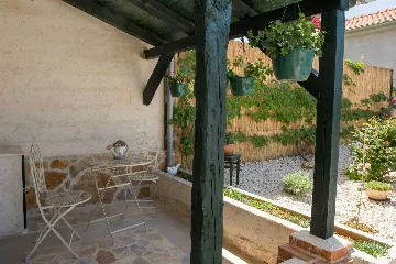 Villa with Pool for 8 Guests in Debeljak