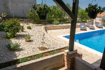 Villa with Pool for 8 Guests in Debeljak