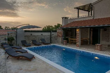 Villa with Pool for 8 Guests in Debeljak