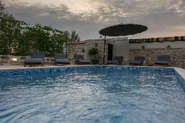 Villa with Pool for 8 Guests in Debeljak
