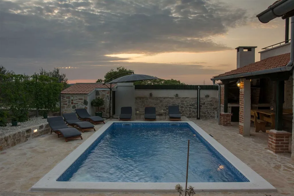 Villa with Pool for 8 Guests in Debeljak