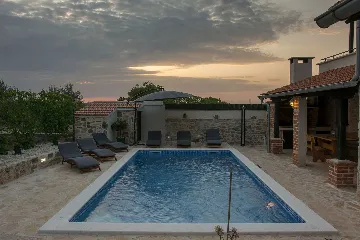 Villa with Pool for 8 Guests in Debeljak