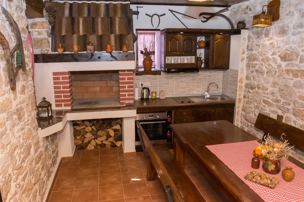 Villa with Pool for 8 Guests in Debeljak