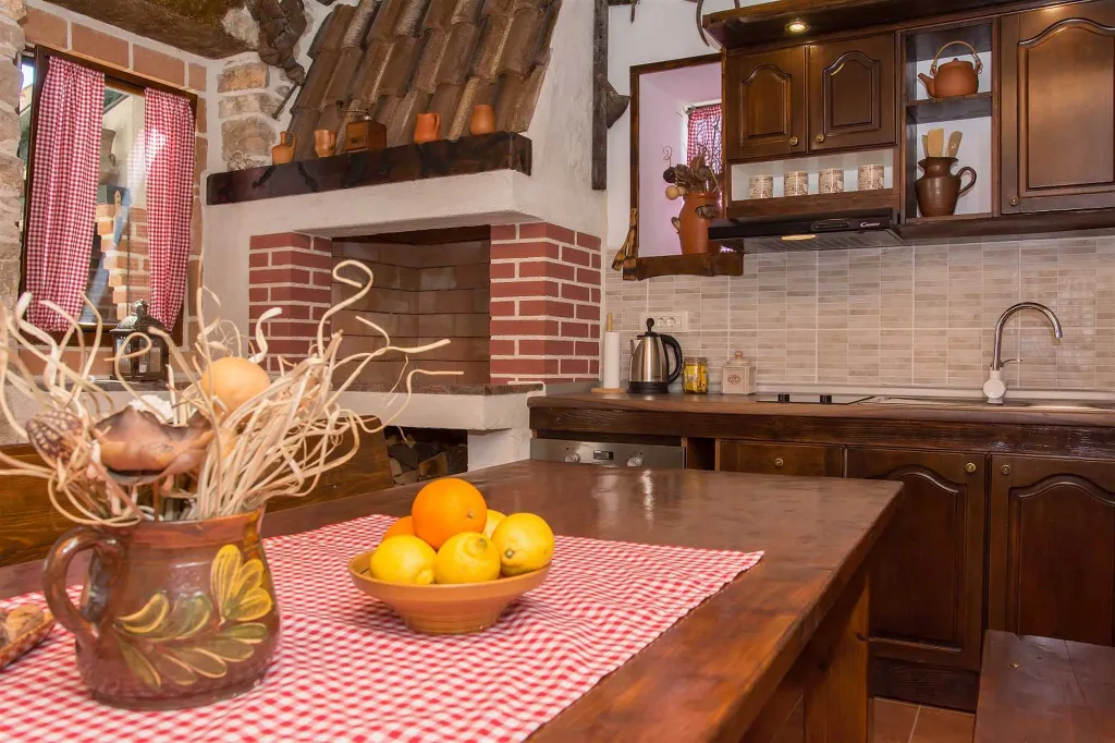 Villa with Pool for 8 Guests in Debeljak