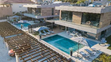 4-Bedroom Villa with Pool in Baška