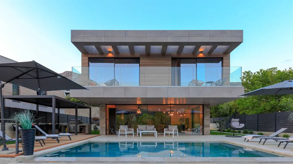 4-Bedroom Villa with Pool in Baška