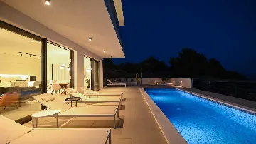 Sea-View 4-Bedroom Villa with Pool in Okrug Gornji