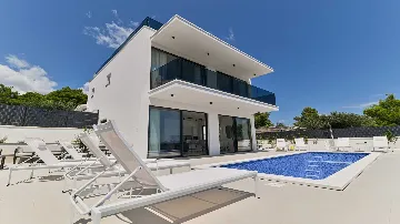 Sea-View 4-Bedroom Villa with Pool in Okrug Gornji