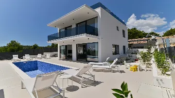 Sea-View 4-Bedroom Villa with Pool in Okrug Gornji