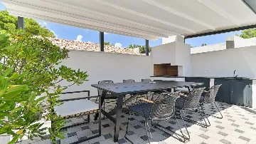 Sea-View 4-Bedroom Villa with Pool in Okrug Gornji