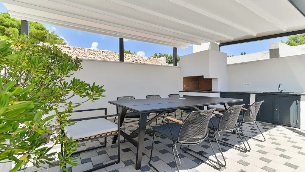 Sea-View 4-Bedroom Villa with Pool in Okrug Gornji