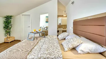 4-Bedroom Villa in Metajna for up to 10 Guests