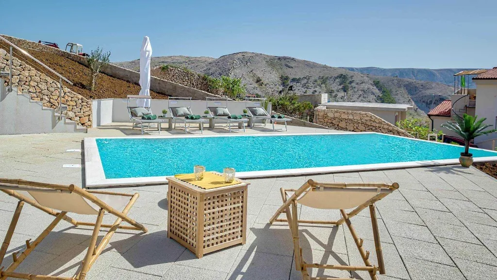4-Bedroom Villa in Metajna for up to 10 Guests