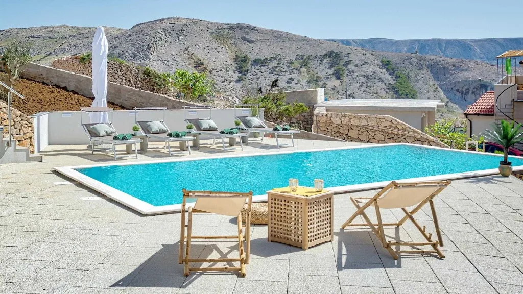 4-Bedroom Villa in Metajna for up to 10 Guests