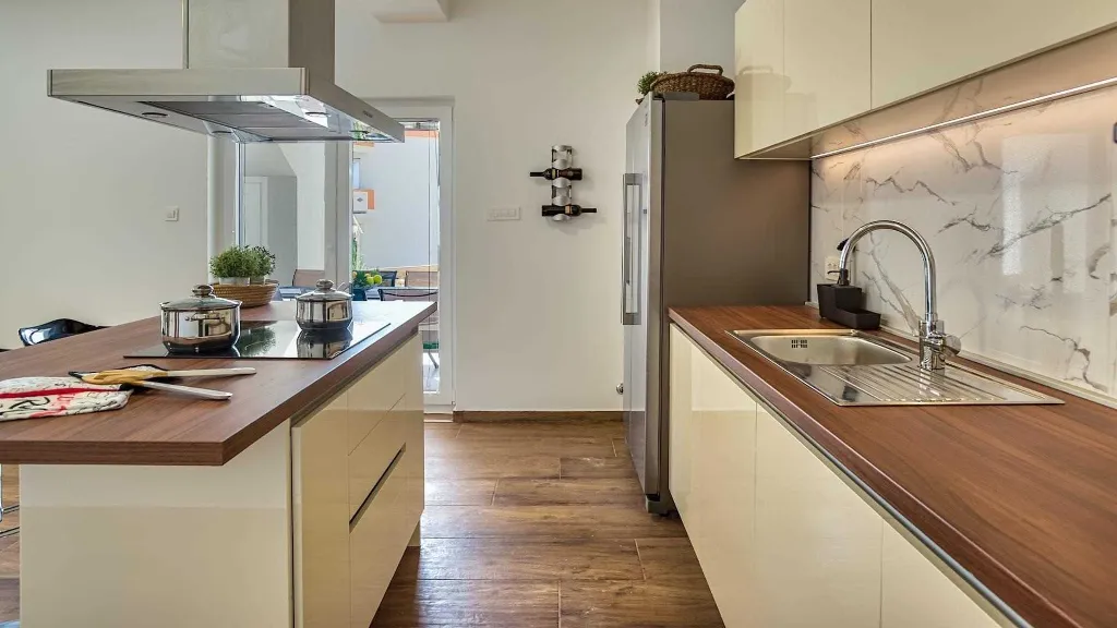 4-Bedroom Villa in Metajna for up to 10 Guests