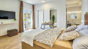 4-Bedroom Villa in Metajna for up to 10 Guests