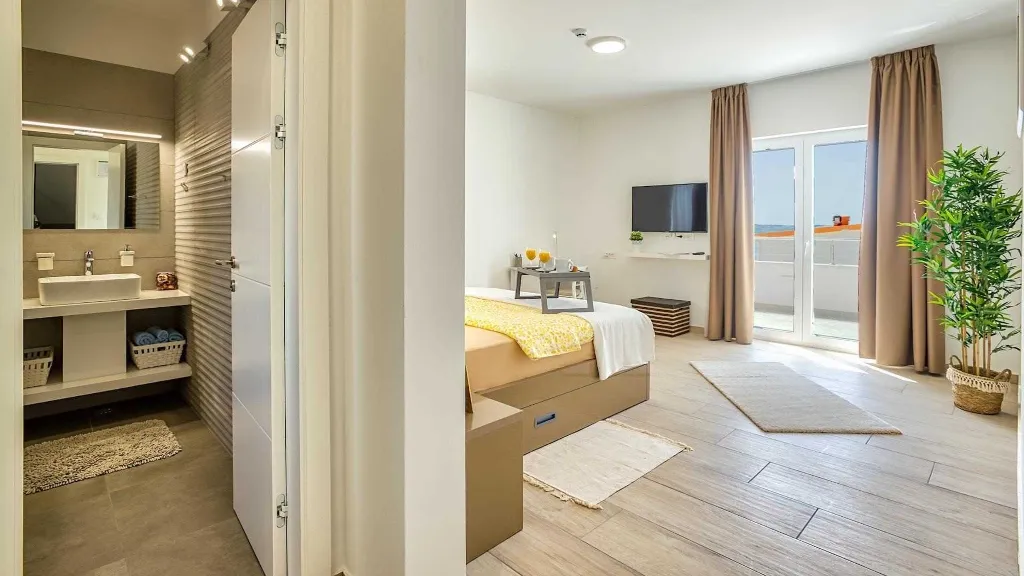 4-Bedroom Villa in Metajna for up to 10 Guests