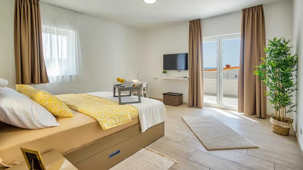 4-Bedroom Villa in Metajna for up to 10 Guests