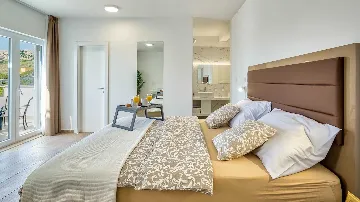 4-Bedroom Villa in Metajna for up to 10 Guests