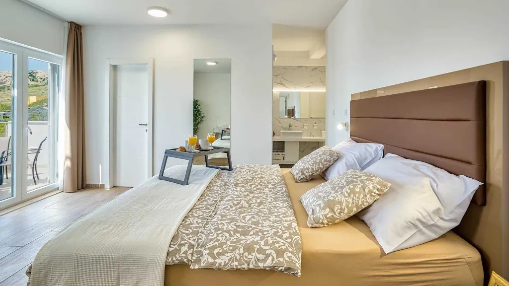 4-Bedroom Villa in Metajna for up to 10 Guests