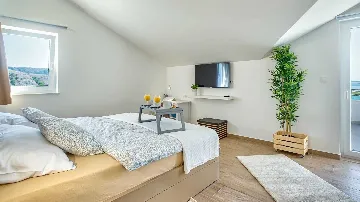 4-Bedroom Villa in Metajna for up to 10 Guests