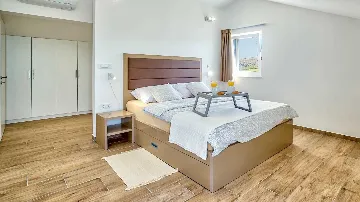 4-Bedroom Villa in Metajna for up to 10 Guests