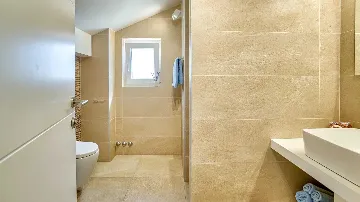 4-Bedroom Villa in Metajna for up to 10 Guests